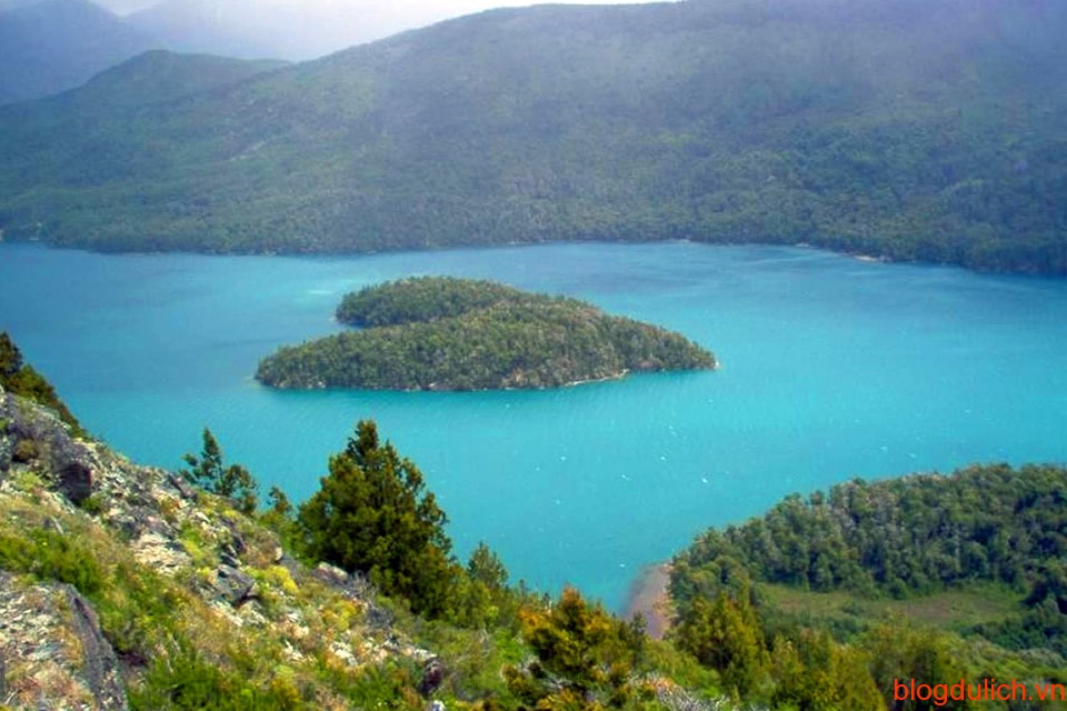 Lago Gutierrez, hòn đảo hình trái tim trên hồ Gutierrez, Patagonia, Argentina 