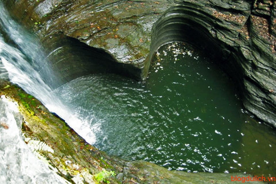 Hồ nước hình trái tim phía dưới thác nước tại núi Minnehaha, Mỹ