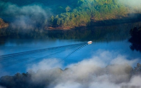 Vẻ đẹp huyền bí của hồ Tuyền Lâm