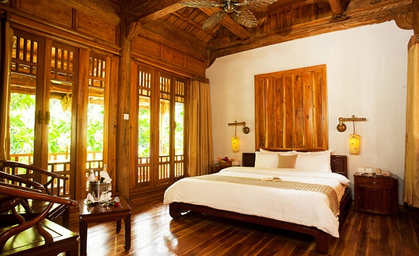 Phòng ngủ được thiết kế bằng gỗ thân thiện, ấm cúng